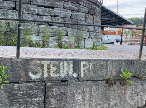 Bildet av taggen "Stein. Regn" på Hjellebrygga.