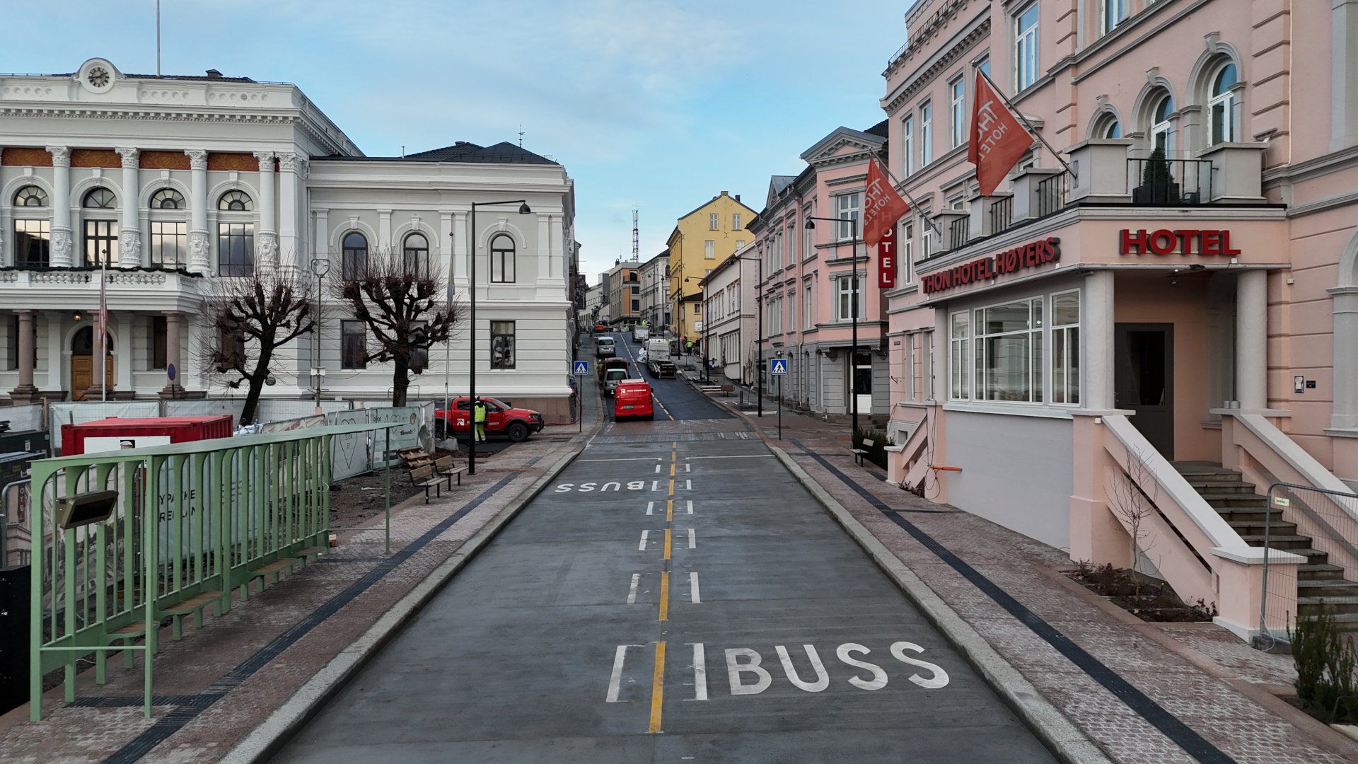 Bygate i Skien med bygninger på hver side.