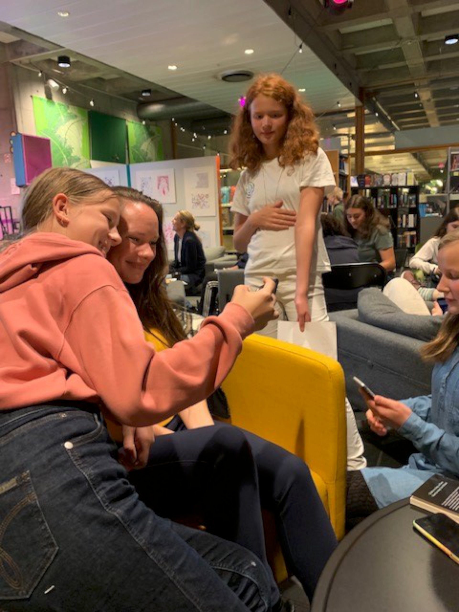 Drømmearrangementet. Tre Forfatterspirer Og Forfatter Mari Moen Holsve.Png W1920