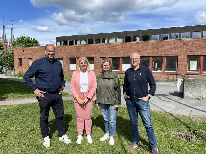 Daglig leder Tommy Pedersen og prosjektleder Erland Johansen fra Backe Vestfold og Telemark AS sammen med konstituert kommunalsjef Anita Ballestad og prosjektleder Gunn Marit Christenson i Skien kommune. De står på området hvor nytt bibliotek skal bygges.