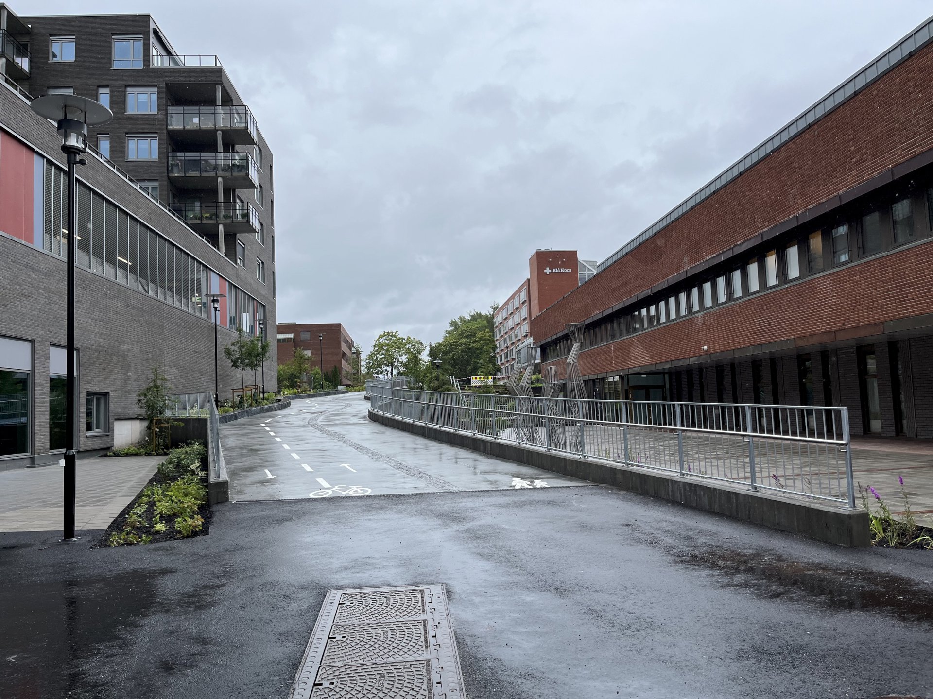 Gang og sykkelvei med bygninger på hver side.