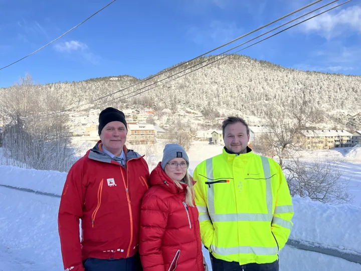 Prosjektleder Svein Arne Jerstad og byggeleder Hanne Nordbakk fra NVE sammen med Skien kommunes prosjektleder, Sveinung Ingolfsrud. 