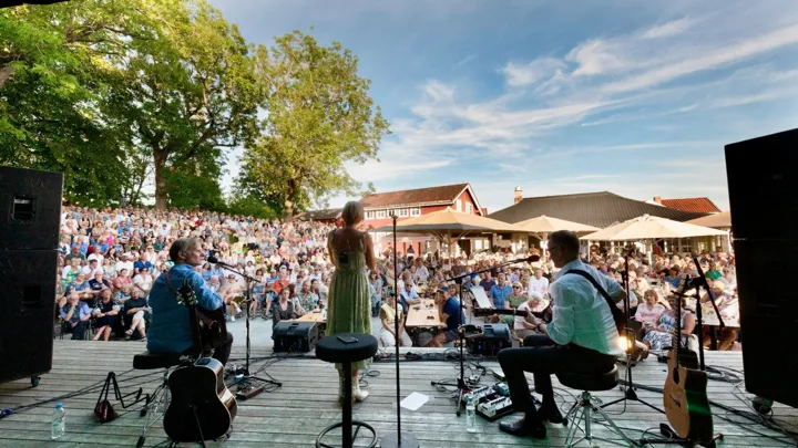 Bilde fra scenen i brekkeparken under parkjazz i Skien