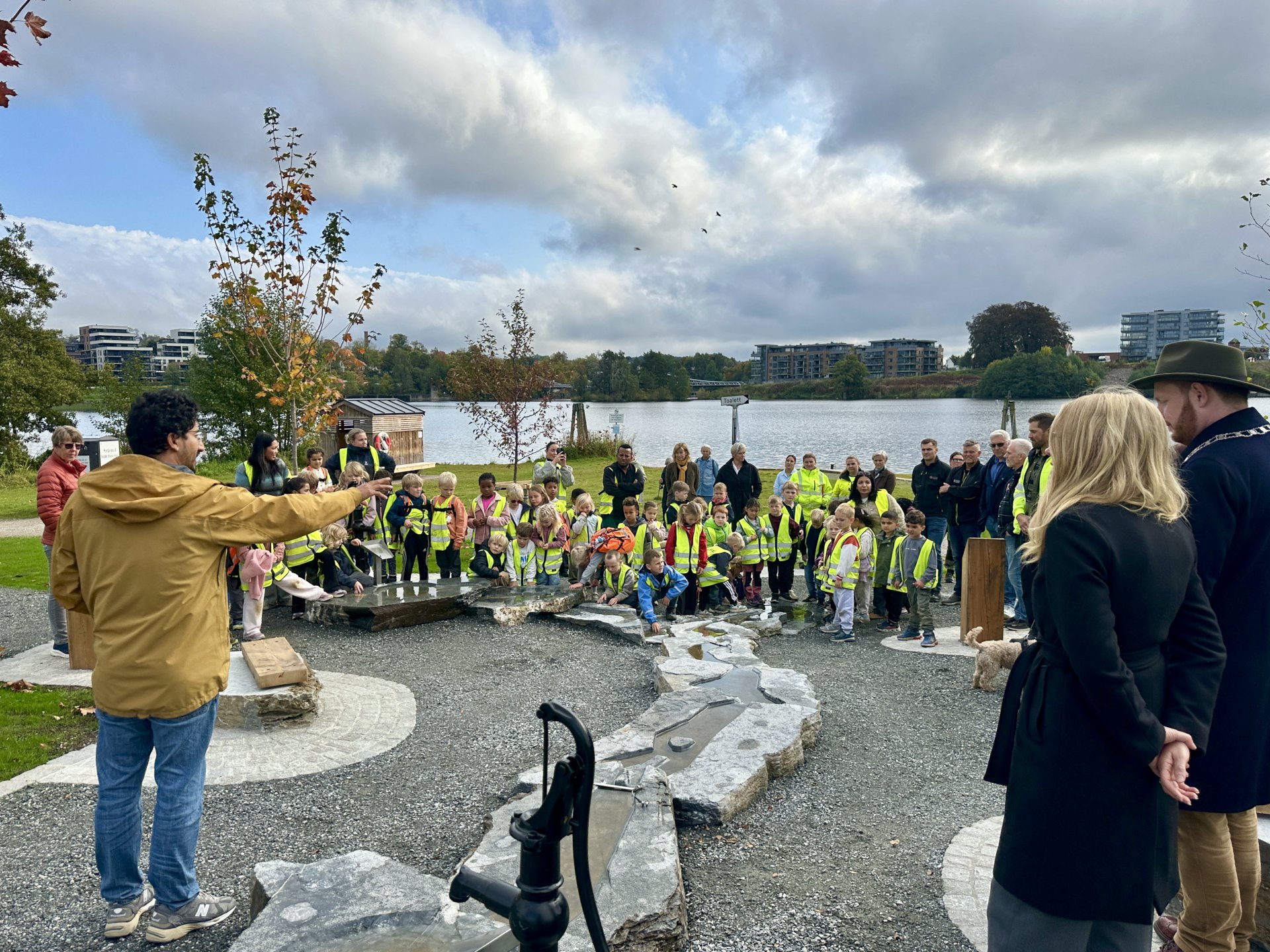 skolebarn som lytter til en voksen som forteller
