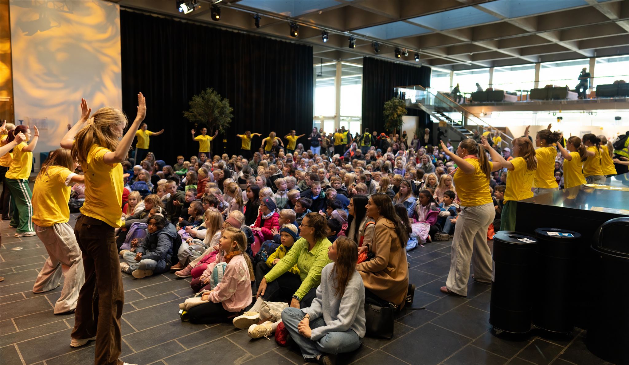 Åpning av festivalen. Dansere fra Skien videregående skole. Masse barn ser på.