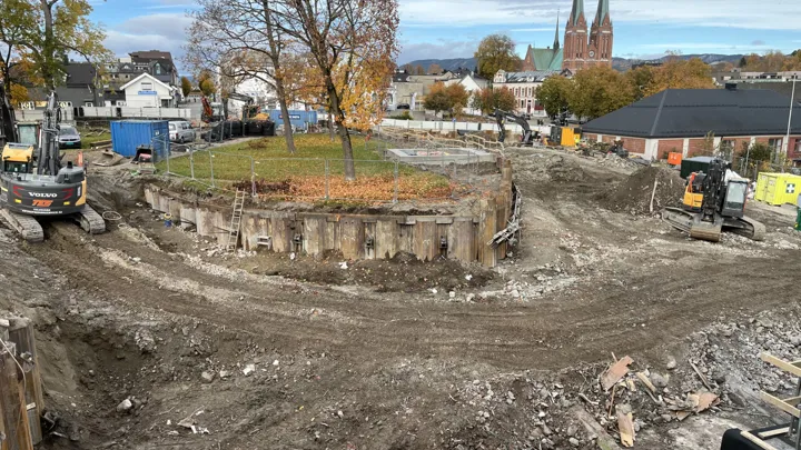 Bildet fra byggeplassen. Til høyre på den verna tresonen kan man se fundamentet hvor tårnkrana vil bli montert.
