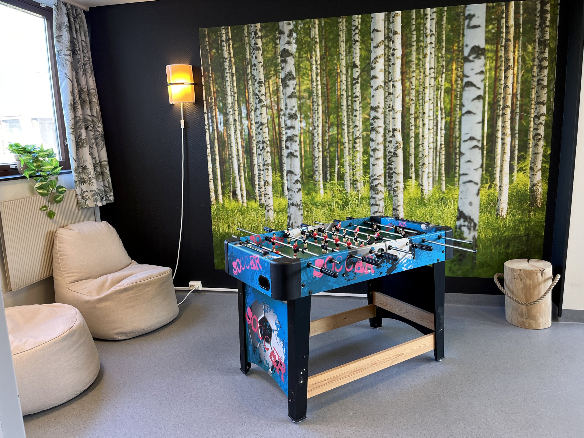 rom med spill og stoler