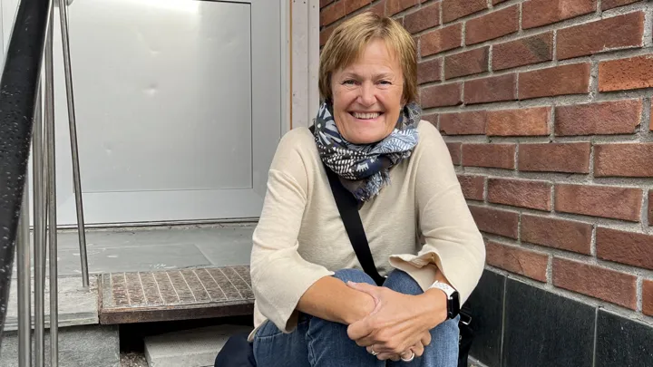 Turid Flåt på trappa til Brunosten.