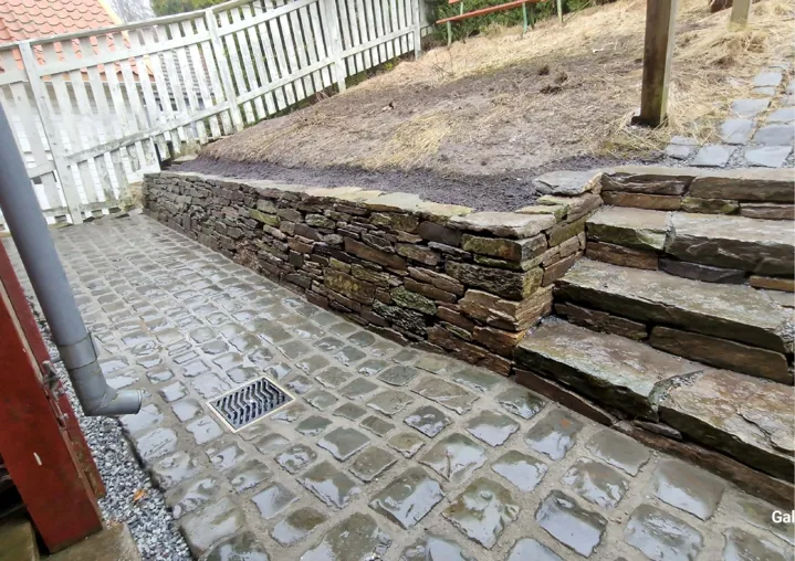 Steintrapp og mur