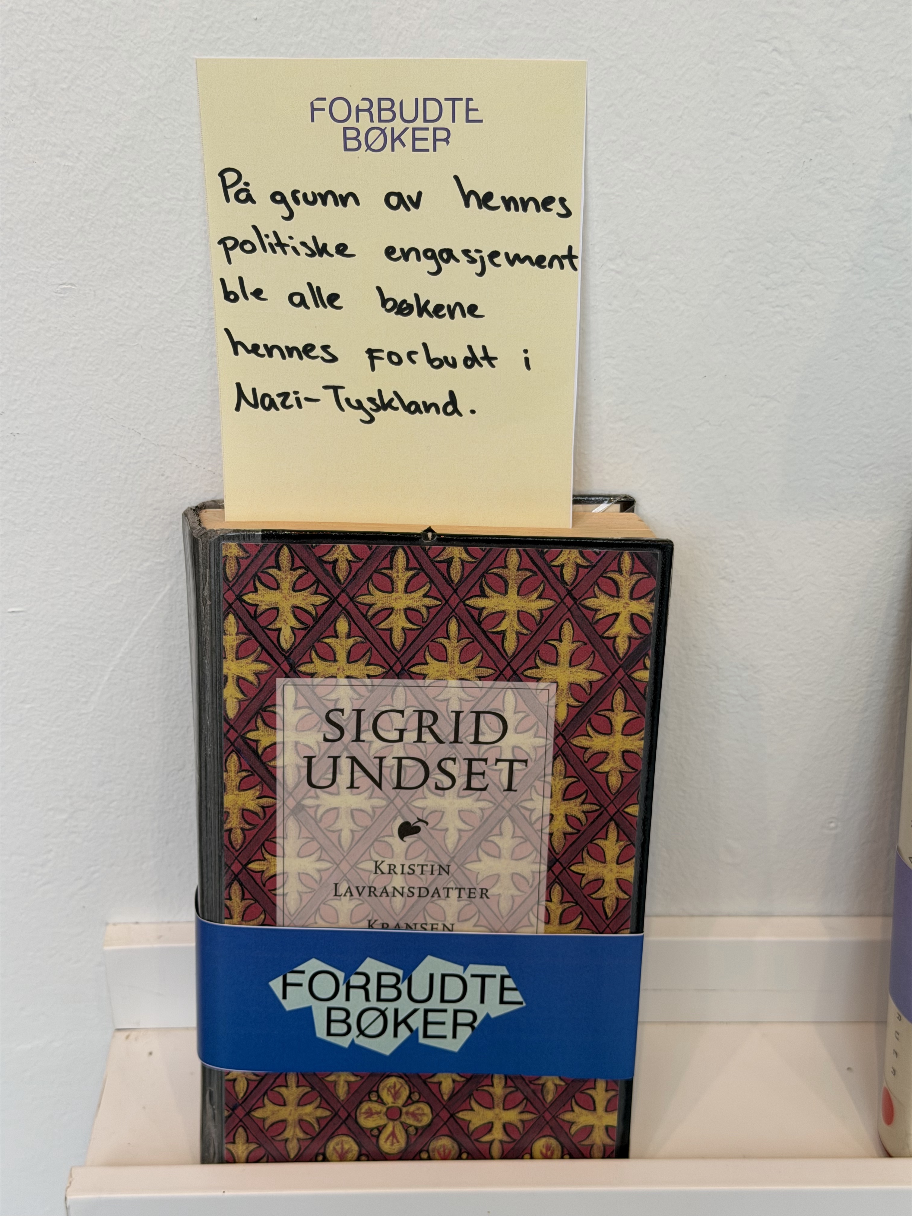 Bilder fra bokutstilling av Forbudte bøker.