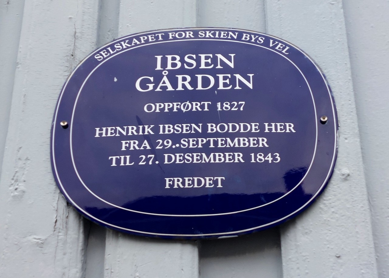 Blått skilt Ibsengården Skien