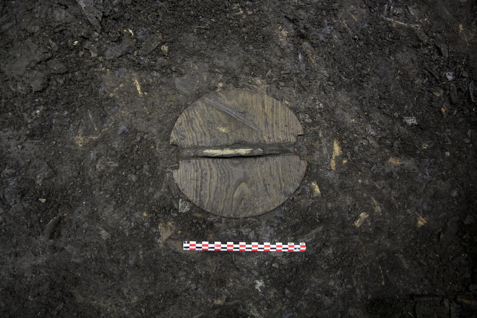 Tinelokk som ligger på bakken.