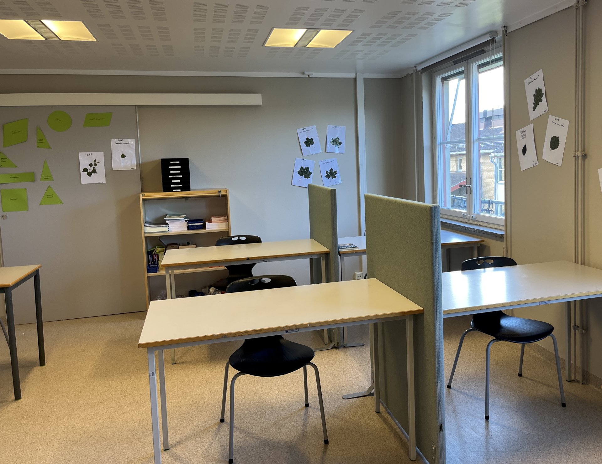 klasserom med bord og stoler