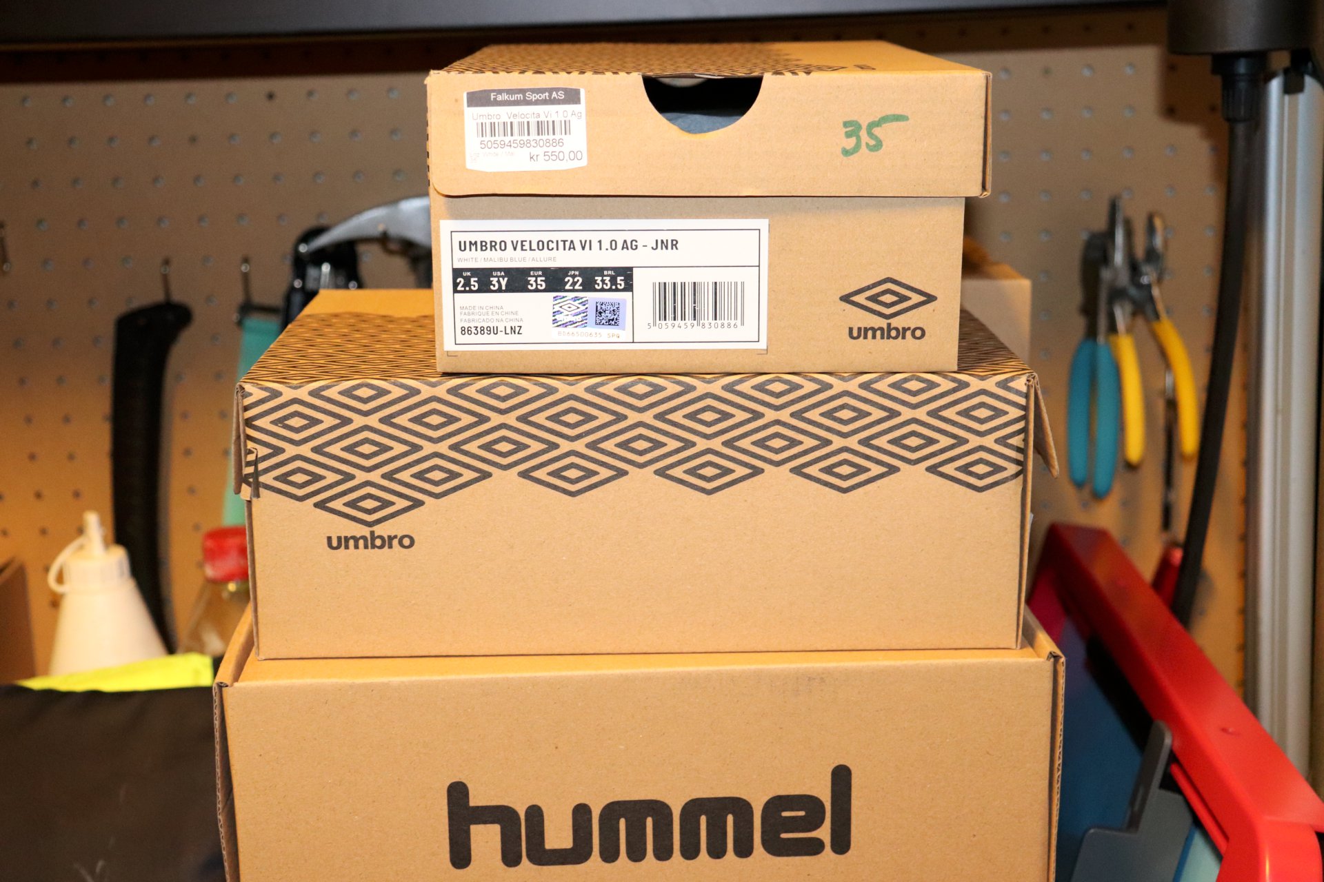 Kasser med fotballsko.