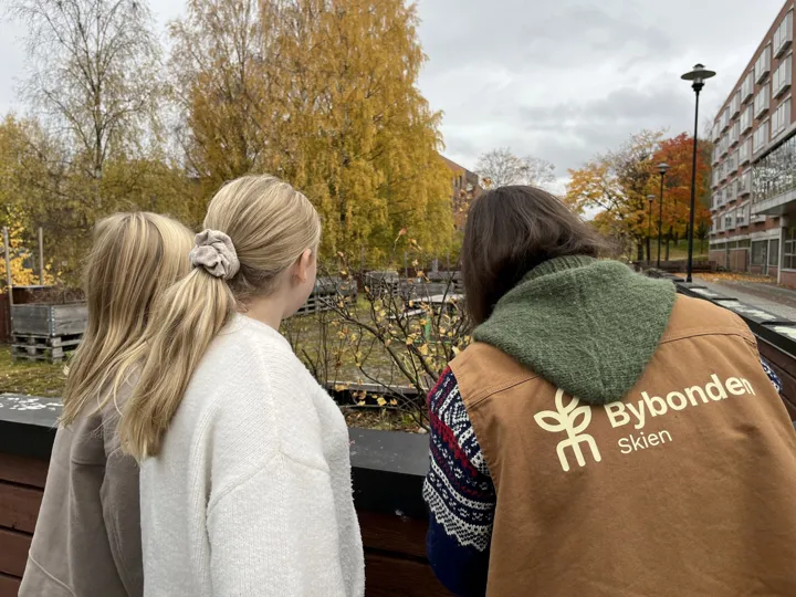 elever fra Mæla ungdomsskole ser på dagens kjøkkenhage sammen med bygartneren.
